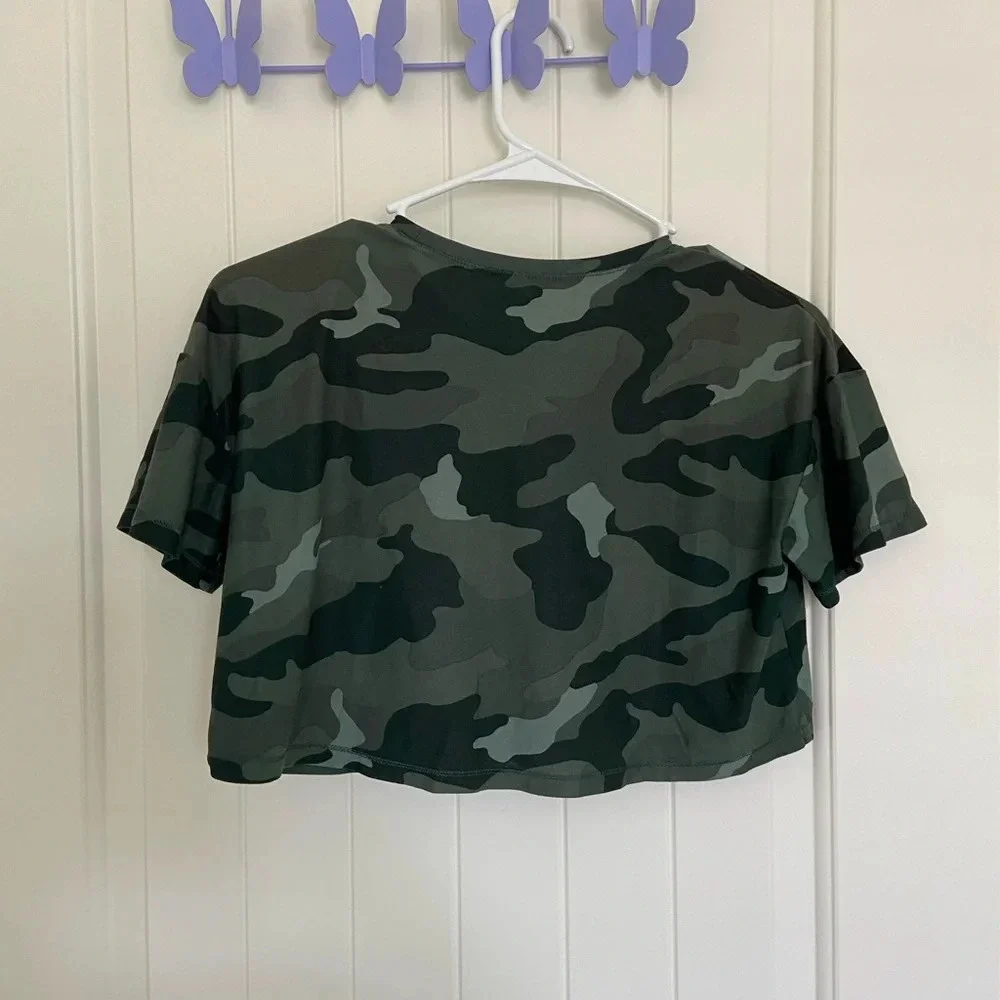 Old‎ Navy girl’s camouflage active cropped top — large